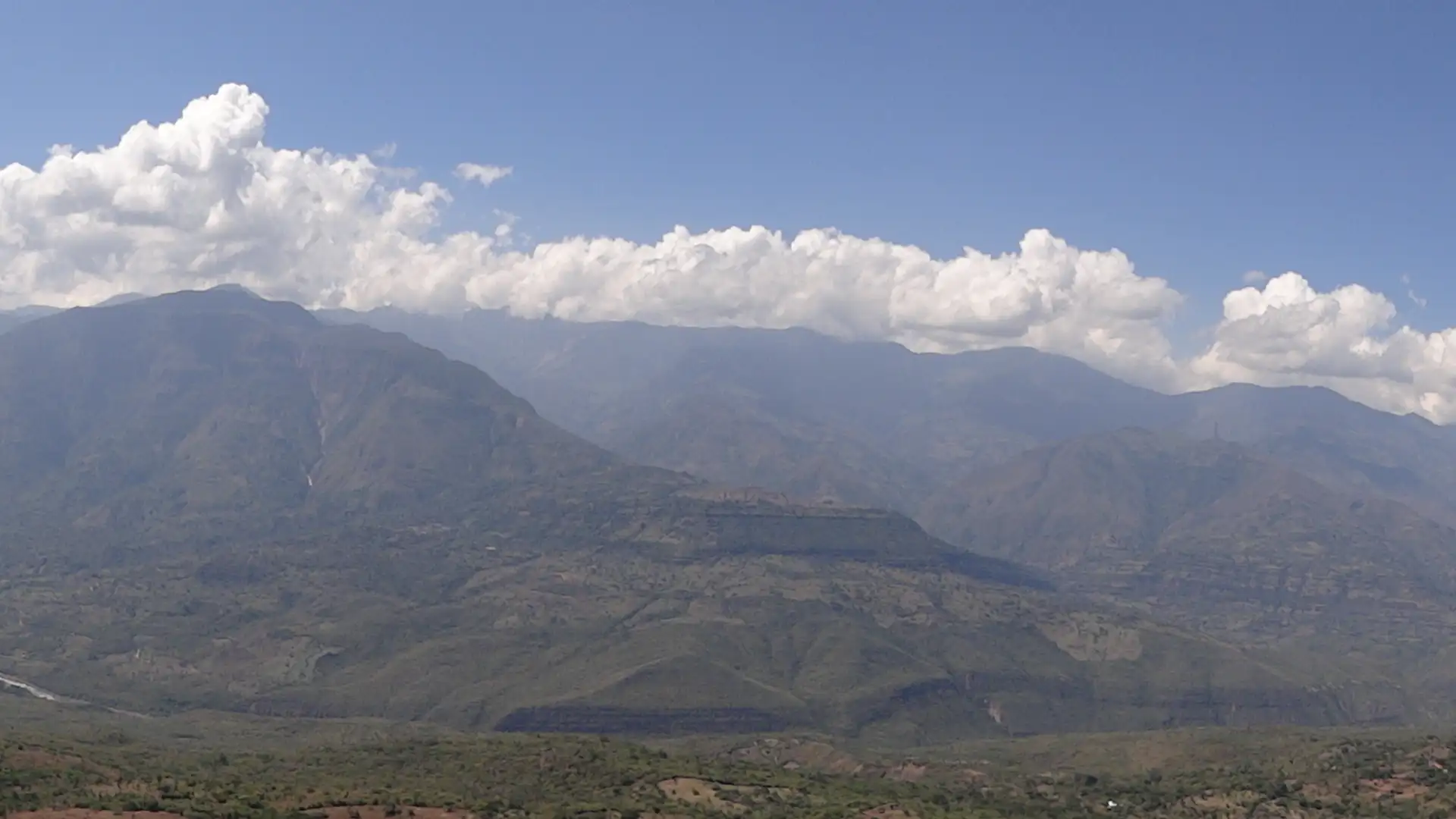 El cañón del río Suárez visto desde el mirador de Barichara, con la serranía de los Yariguíes bajo nubes blancas