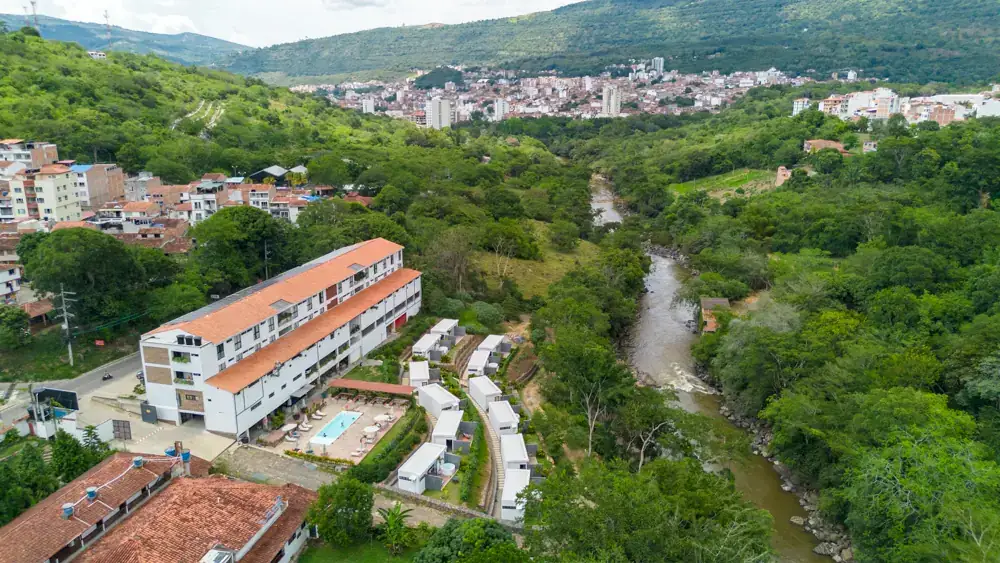 Vista aérea de las cabañas con el río Fonce y la ciudad de San Gil al fondo